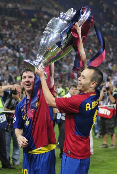 Finale Champions 2009. Iniesta e Messi sollevano il trofeo vinto dal Barcellona sul Manchester United 2-0 (Ap)